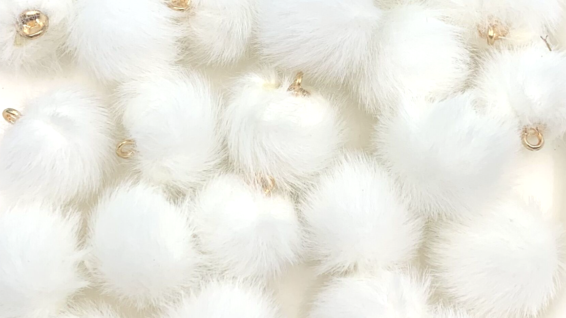 D07 フェイクミンク玉ペンダント