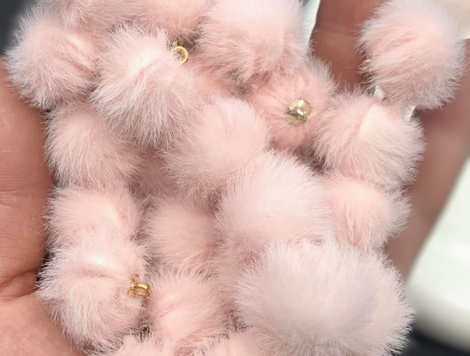 D07 フェイクミンク玉ペンダント