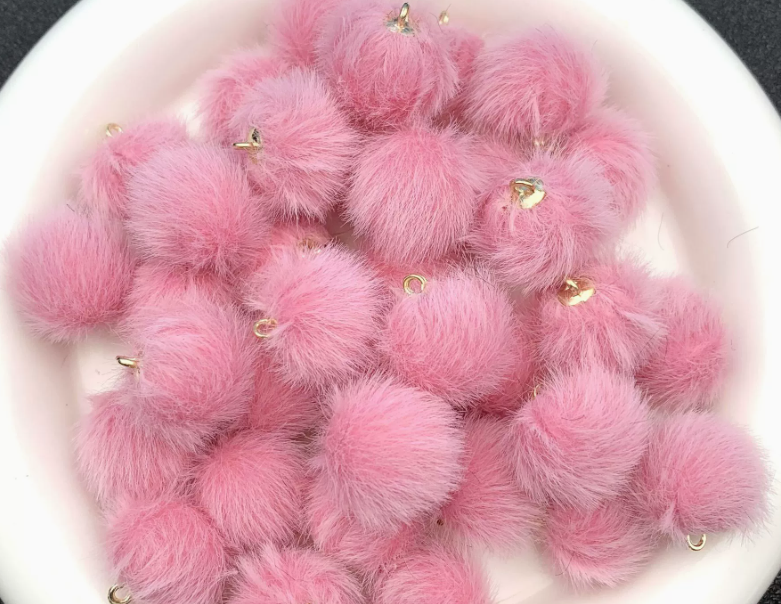 D07 フェイクミンク玉ペンダント