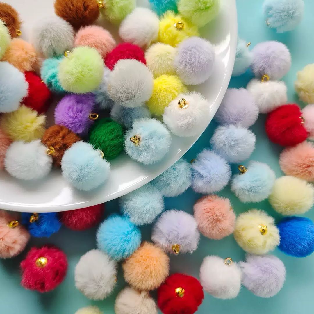 D42ふわもこポンポンチャーム