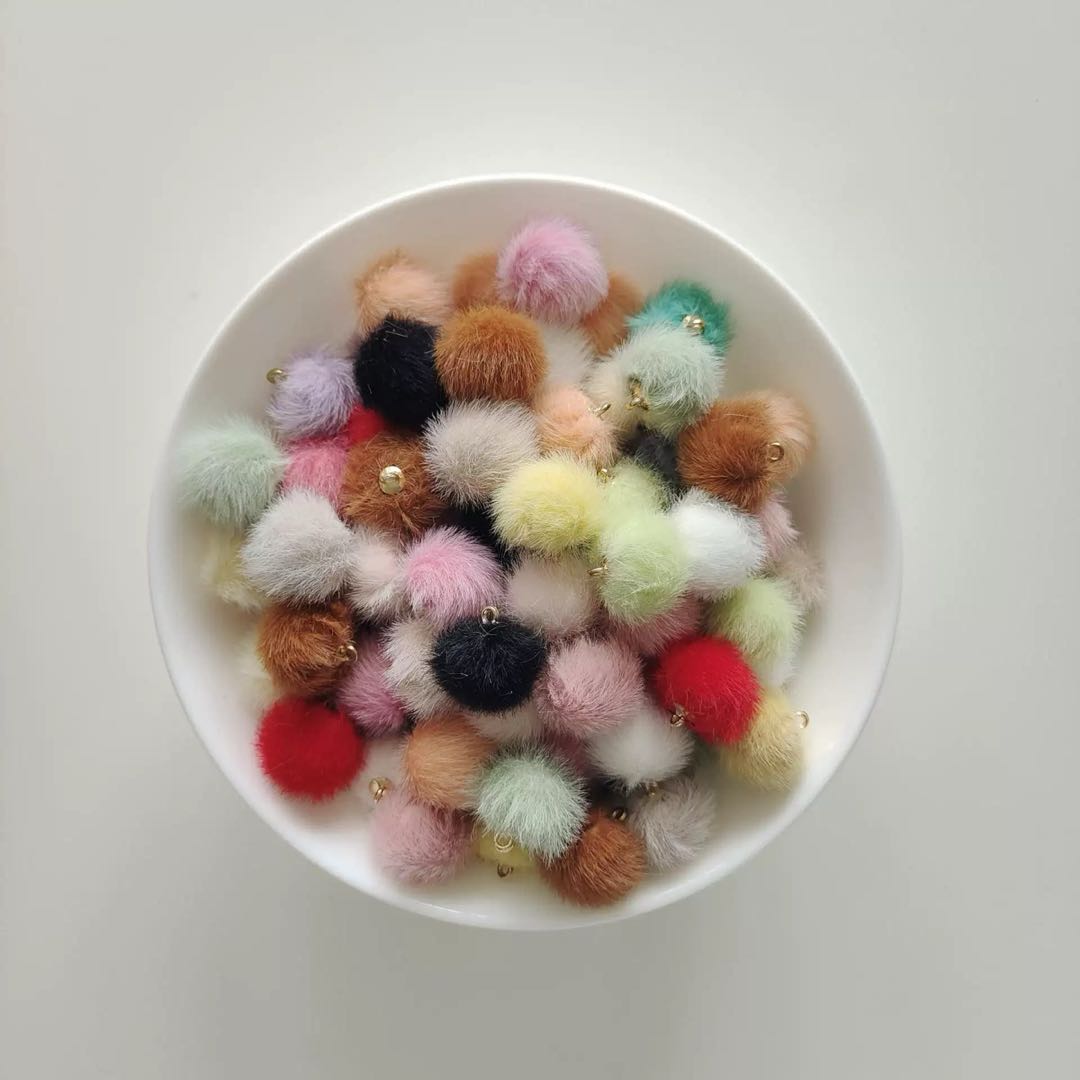 D42ふわもこポンポンチャーム