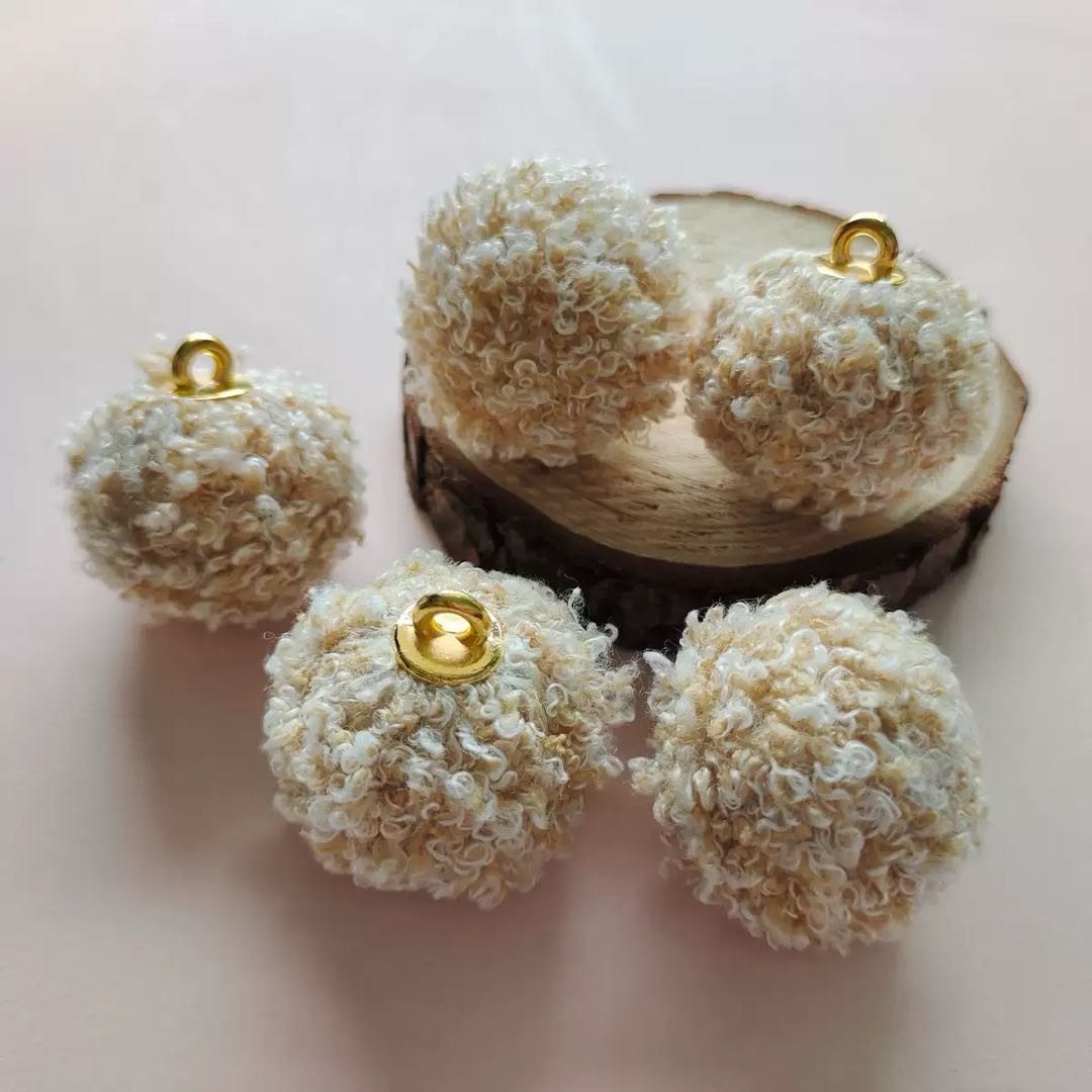 D44ふわもこポンポンチャーム(30mm)