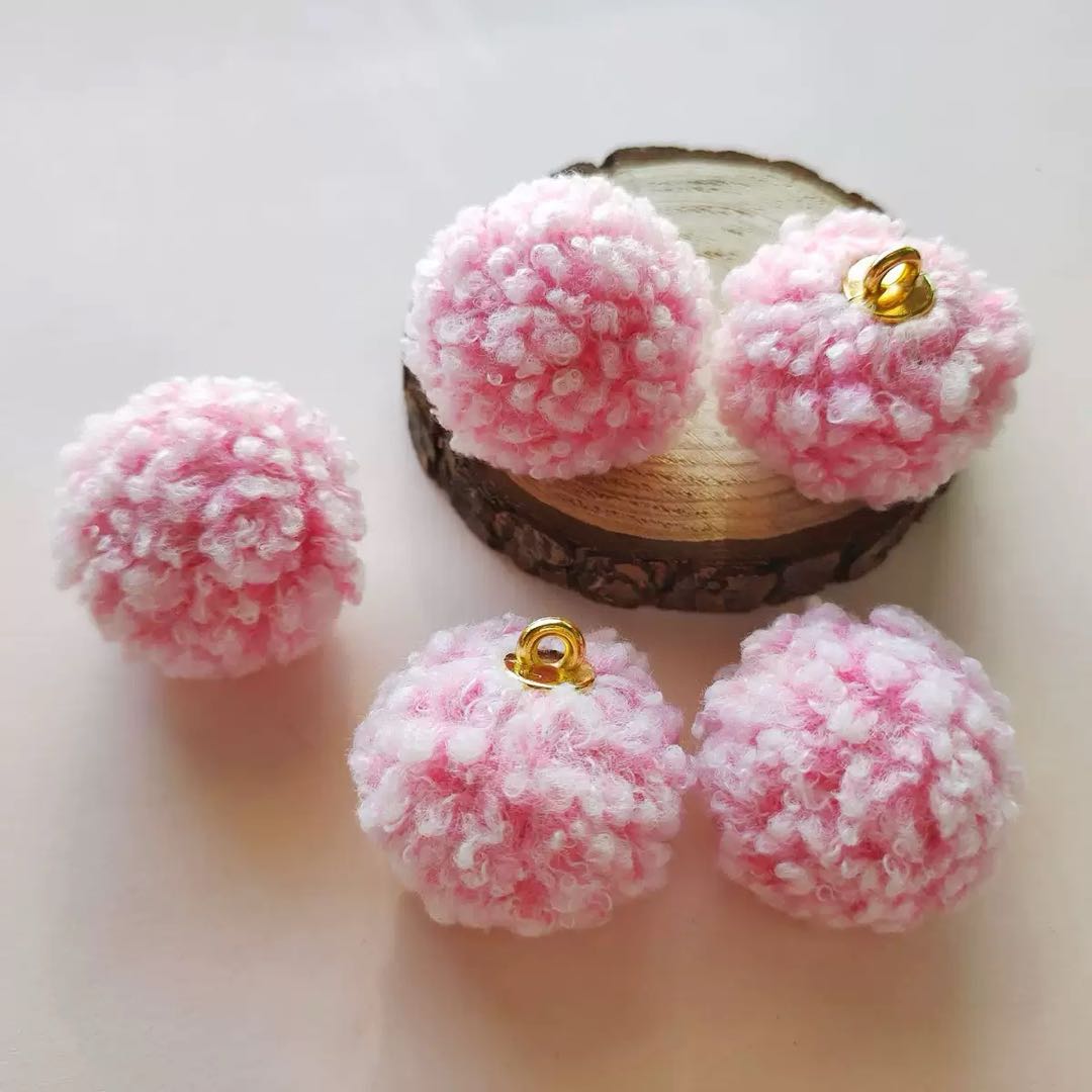 D44ふわもこポンポンチャーム(30mm)