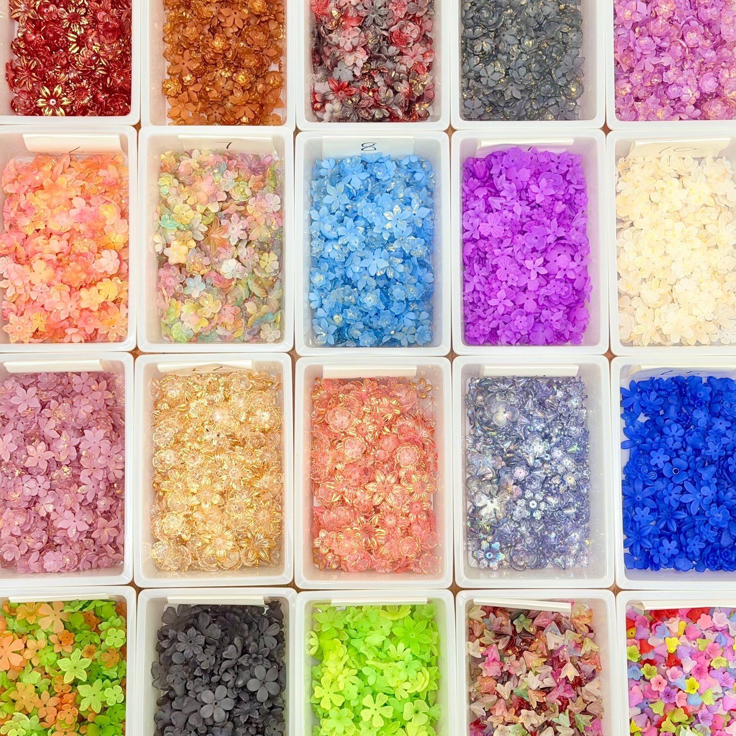 F84星の花弁 ストランドビーズミックス（プラスチック穴あき花多サイズ 13-30mm）