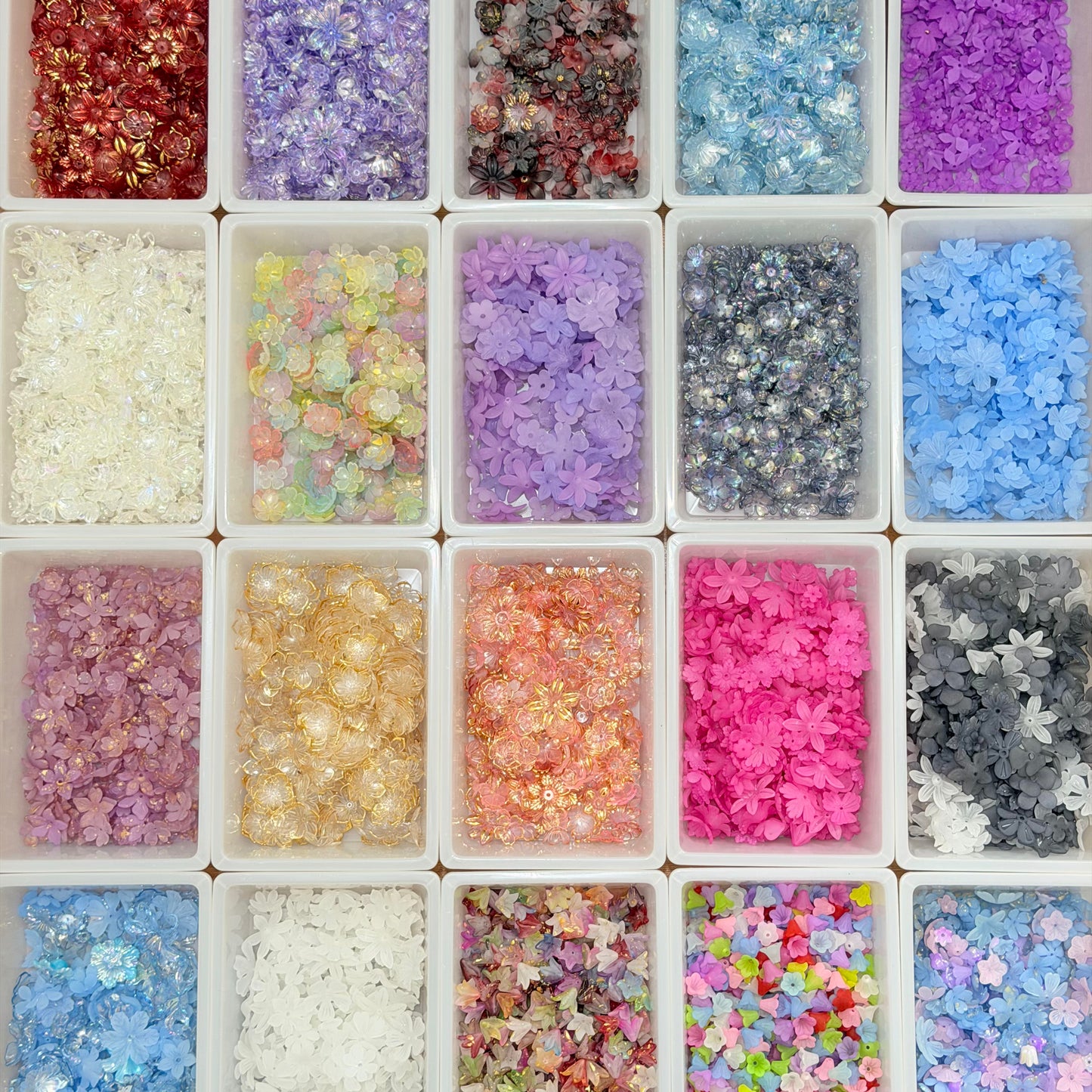 R26星の花弁 ストランドビーズミックス（プラスチック穴あき花多サイズ 13-30mm）